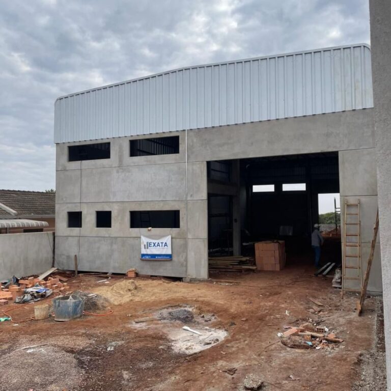 Galpão pré-fabricado finalizado com painéis de concreto e fachada metálica